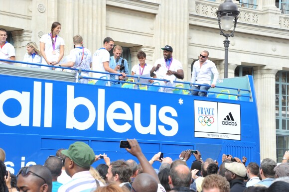 Teddy Riner et l'équipe de France olympique à son retour des Jeux de Londres - Sur les Champs-Elysées à Paris, le 13 août 2012.