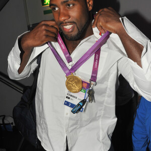 Teddy Riner à Londres avec sa médaille d'or, le 3 août 2012.