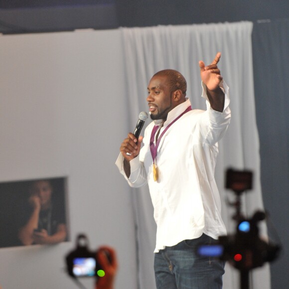 Teddy Riner à Londres avec sa médaille d'or, le 3 août 2012.