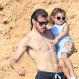 Exclusif - Le footballeur gallois évoluant au Real de Madrid, Gareth Bale en vacances avec sa fiancée Emma et leur fille Alba Violet à Ibiza en espagne le 12 juillet 2016.