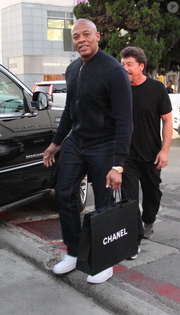 Dr Dre fait du shopping chez Chanel à Los Angeles, le 23 décembre 2014.