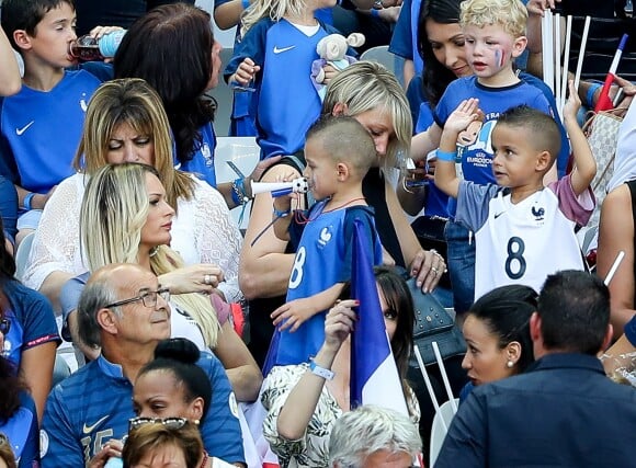 Ludivine Payet (la femme de Dimitri Payet), ses fils Milan et Noa lors du match de la finale de l'Euro 2016 Portugal-France au Stade de France à Saint-Denis, France, le 10 juillet 2016. © Cyril Moreau/Bestimage