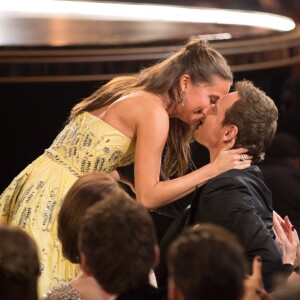 Alicia Vikander heureuse, embrasse Michael Fassbender lors des Oscars 2016.