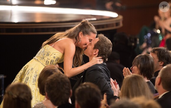 Alicia Vikander heureuse, embrasse Michael Fassbender lors des Oscars 2016.