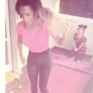 Séance de sport crazy et sexy pour Emilie Nef Naf avec ses enfants. Image extraite de la vidéo postée sur Instagram le 27 juillet 2016.