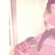 Séance de sport crazy et sexy pour Emilie Nef Naf avec ses enfants. Image extraite de la vidéo postée sur Instagram le 27 juillet 2016.