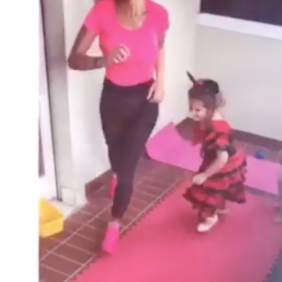 Séance de sport crazy et sexy pour Emilie Nef Naf avec ses enfants. Image extraite de la vidéo postée sur Instagram le 27 juillet 2016.