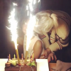 Joy Hallyday souffle ses 8 bougies sous le regard de sa maman, Laeticia. Une vidéo filmée à Saint-Barthélemy par Johnny et postée sur sa page Instagram, le 28 juillet 2016.
