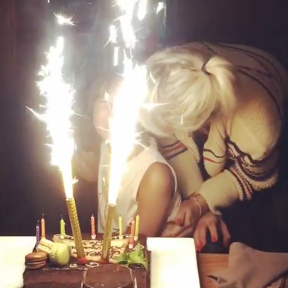 Joy Hallyday souffle ses 8 bougies sous le regard de sa maman, Laeticia. Une vidéo filmée à Saint-Barthélemy par Johnny et postée sur sa page Instagram, le 28 juillet 2016.