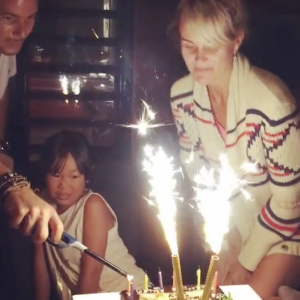 Joy Hallyday souffle ses 8 bougies sous le regard de sa maman, Laeticia. Une vidéo filmée à Saint-Barthélemy par Johnny et postée sur sa page Instagram, le 28 juillet 2016.