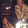 Joy Hallyday souffle ses 8 bougies sous le regard de sa maman, Laeticia. Une vidéo filmée à Saint-Barthélemy par Johnny et postée sur sa page Instagram, le 28 juillet 2016.