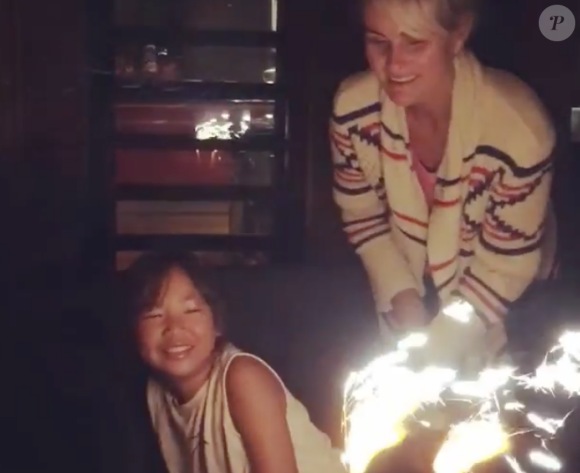 Joy Hallyday souffle ses 8 bougies sous le regard de sa maman, Laeticia. Une vidéo filmée à Saint-Barthélemy par Johnny et postée sur sa page Instagram, le 28 juillet 2016.