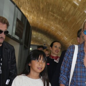 Exclusif - Johnny Hallyday repart en famille avec sa femme Laeticia, ses filles Jade et Joy et Eliette, la grand-mère de Laeticia à Saint-Barthélemy de l'aéroport Roissy Charles de Gaulle le 27 juillet 2016.