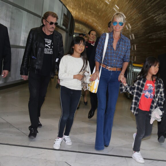 Exclusif - Johnny Hallyday repart en famille avec sa femme Laeticia, ses filles Jade et Joy et Eliette, la grand-mère de Laeticia à Saint-Barthélemy de l'aéroport Roissy Charles de Gaulle le 27 juillet 2016.