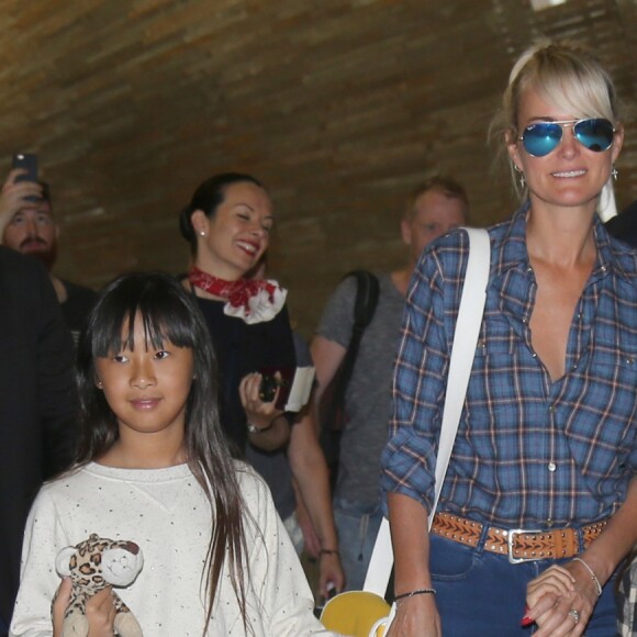 Exclusif - Johnny Hallyday repart en famille avec sa femme Laeticia, ses filles Jade et Joy et Eliette, la grand-mère de Laeticia à Saint-Barthélemy de l'aéroport Roissy Charles de Gaulle le 27 juillet 2016.