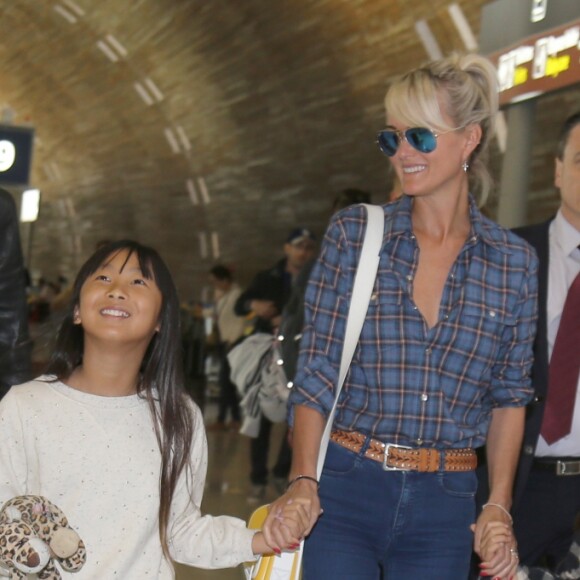 Exclusif - Johnny Hallyday repart en famille avec sa femme Laeticia, ses filles Jade et Joy et Eliette, la grand-mère de Laeticia à Saint-Barthélemy de l'aéroport Roissy Charles de Gaulle le 27 juillet 2016.