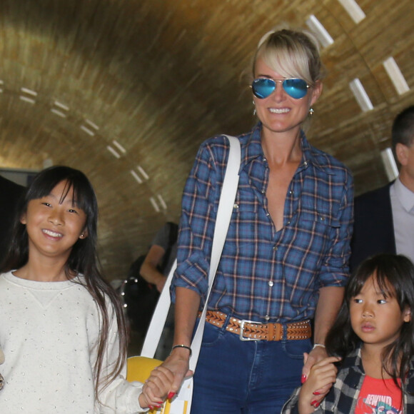 Exclusif - Johnny Hallyday repart en famille avec sa femme Laeticia, ses filles Jade et Joy et Eliette, la grand-mère de Laeticia à Saint-Barthélemy de l'aéroport Roissy Charles de Gaulle le 27 juillet 2016.