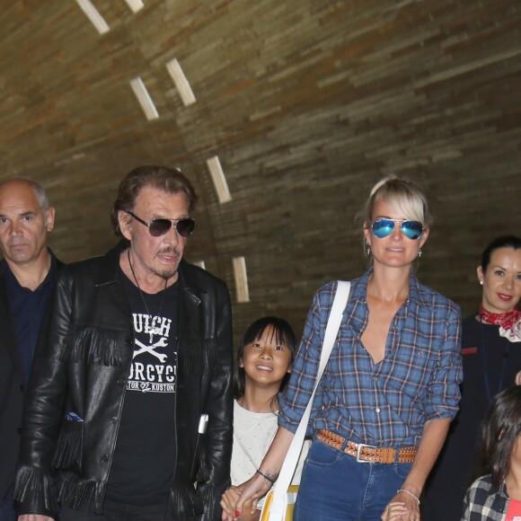 Exclusif - Johnny Hallyday repart en famille avec sa femme Laeticia, ses filles Jade et Joy et Eliette, la grand-mère de Laeticia à Saint-Barthélemy de l'aéroport Roissy Charles de Gaulle le 27 juillet 2016.