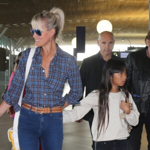 Exclusif - Johnny Hallyday repart en famille avec sa femme Laeticia, ses filles Jade et Joy et Eliette, la grand-mère de Laeticia à Saint-Barthélemy de l'aéroport Roissy Charles de Gaulle le 27 juillet 2016.