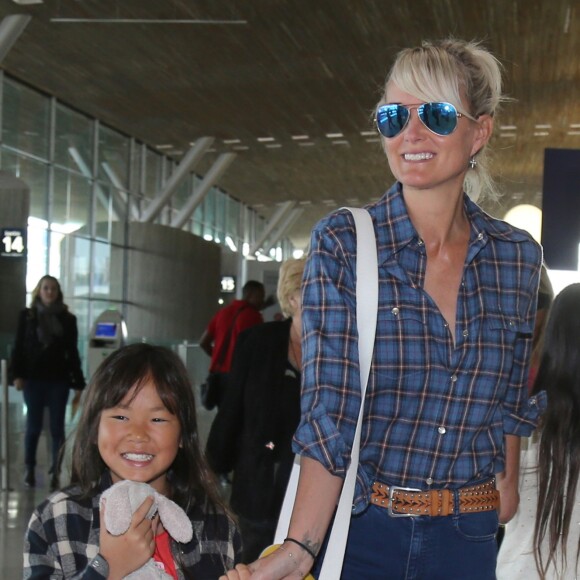 Exclusif - Johnny Hallyday repart en famille avec sa femme Laeticia, ses filles Jade et Joy et Eliette, la grand-mère de Laeticia à Saint-Barthélemy de l'aéroport Roissy Charles de Gaulle le 27 juillet 2016.