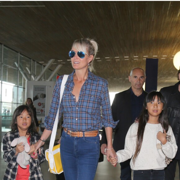 Exclusif - Johnny Hallyday repart en famille avec sa femme Laeticia, ses filles Jade et Joy et Eliette, la grand-mère de Laeticia à Saint-Barthélemy de l'aéroport Roissy Charles de Gaulle le 27 juillet 2016.