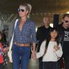 Exclusif - Johnny Hallyday repart en famille avec sa femme Laeticia, ses filles Jade et Joy et Eliette, la grand-mère de Laeticia à Saint-Barthélemy de l'aéroport Roissy Charles de Gaulle le 27 juillet 2016.