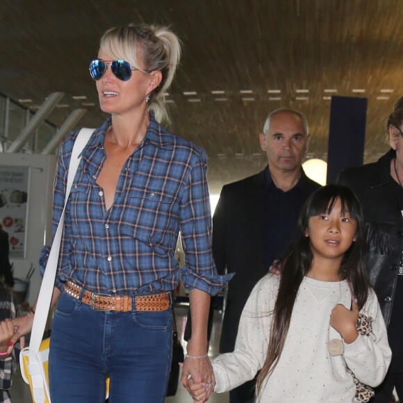 Exclusif - Johnny Hallyday repart en famille avec sa femme Laeticia, ses filles Jade et Joy et Eliette, la grand-mère de Laeticia à Saint-Barthélemy de l'aéroport Roissy Charles de Gaulle le 27 juillet 2016.