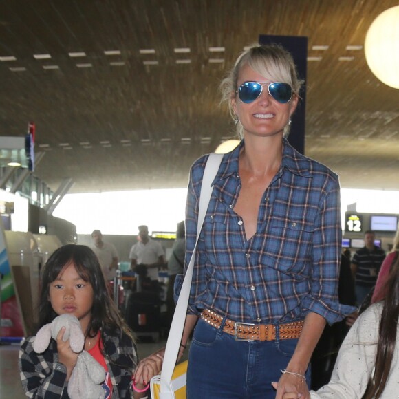 Exclusif - Johnny Hallyday repart en famille avec sa femme Laeticia, ses filles Jade et Joy et Eliette, la grand-mère de Laeticia à Saint-Barthélemy de l'aéroport Roissy Charles de Gaulle le 27 juillet 2016.
