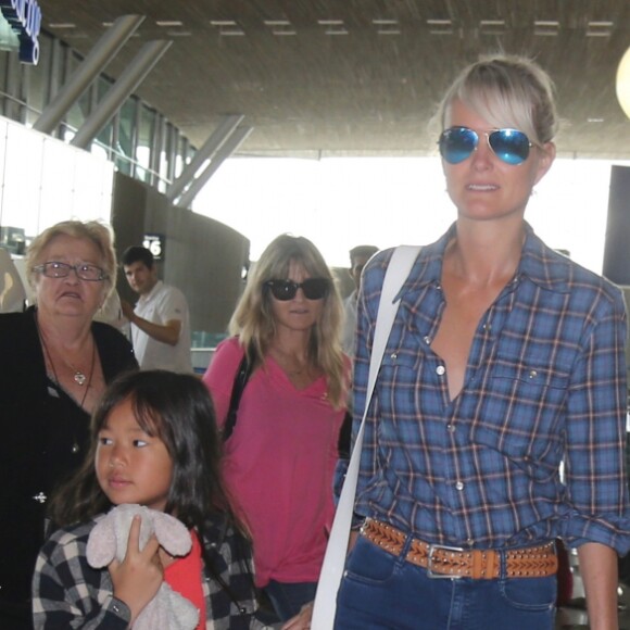 Exclusif - Johnny Hallyday repart en famille avec sa femme Laeticia, ses filles Jade et Joy et Eliette, la grand-mère de Laeticia à Saint-Barthélemy de l'aéroport Roissy Charles de Gaulle le 27 juillet 2016.