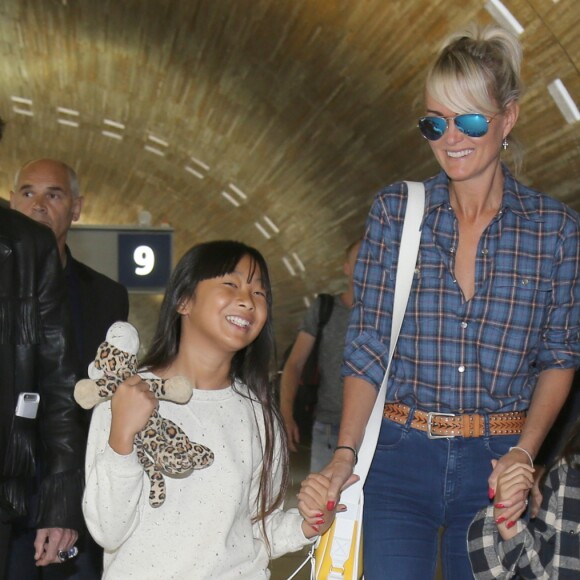 Exclusif - Johnny Hallyday repart en famille avec sa femme Laeticia, ses filles Jade et Joy et Eliette, la grand-mère de Laeticia à Saint-Barthélemy de l'aéroport Roissy Charles de Gaulle le 27 juillet 2016.