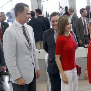 Le roi Felipe VI et la reine Letizia d'Espagne sont allés souhaiter bonne chance à la délégation espagnole pour les Jeux olympiques de Rio avant leur décollage pour le Brésil, le 29 juillet 2016 à l'aéroport Adolfo-Suarez de Madrid-Barajas.