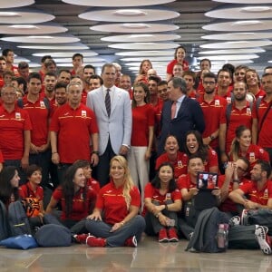 Le roi Felipe VI et la reine Letizia d'Espagne sont allés souhaiter bonne chance à la délégation espagnole pour les Jeux olympiques de Rio avant leur décollage pour le Brésil, le 29 juillet 2016 à l'aéroport Adolfo-Suarez de Madrid-Barajas.