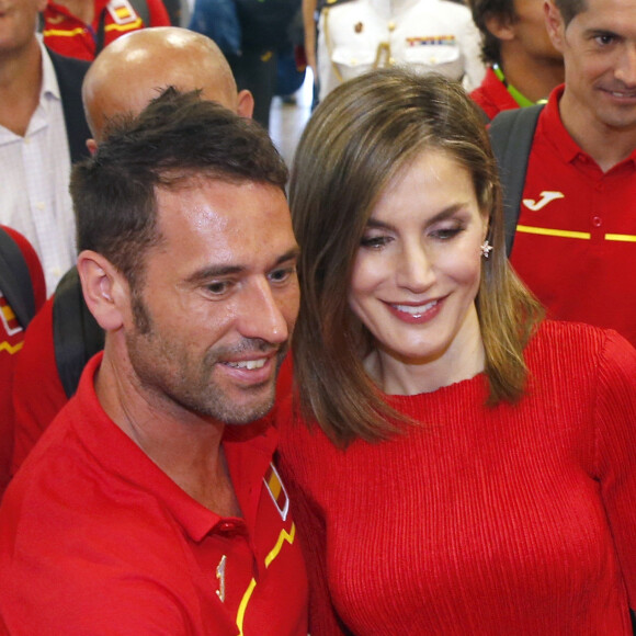 Le roi Felipe VI et la reine Letizia d'Espagne sont allés souhaiter bonne chance à la délégation espagnole pour les Jeux olympiques de Rio avant leur décollage pour le Brésil, le 29 juillet 2016 à l'aéroport Adolfo-Suarez de Madrid-Barajas.