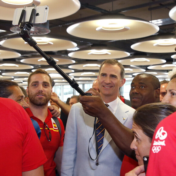 Le roi Felipe VI et la reine Letizia d'Espagne sont allés souhaiter bonne chance à la délégation espagnole pour les Jeux olympiques de Rio avant leur décollage pour le Brésil, le 29 juillet 2016 à l'aéroport Adolfo-Suarez de Madrid-Barajas.