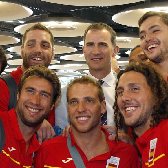 Le roi Felipe VI et la reine Letizia d'Espagne sont allés souhaiter bonne chance à la délégation espagnole pour les Jeux olympiques de Rio avant leur décollage pour le Brésil, le 29 juillet 2016 à l'aéroport Adolfo-Suarez de Madrid-Barajas.