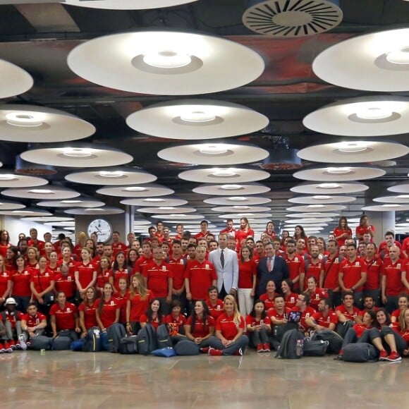 Felipe VI et Letizia d'Espagne sont allés souhaiter bonne chance à la délégation espagnole pour les Jeux olympiques de Rio avant leur décollage pour le Brésil, le 29 juillet 2016 à l'aéroport Adolfo-Suarez de Madrid-Barajas.