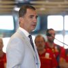 Felipe VI (ici lors de son discours) et Letizia d'Espagne sont allés souhaiter bonne chance à la délégation espagnole pour les Jeux olympiques de Rio avant leur décollage pour le Brésil, le 29 juillet 2016 à l'aéroport Adolfo-Suarez de Madrid-Barajas.