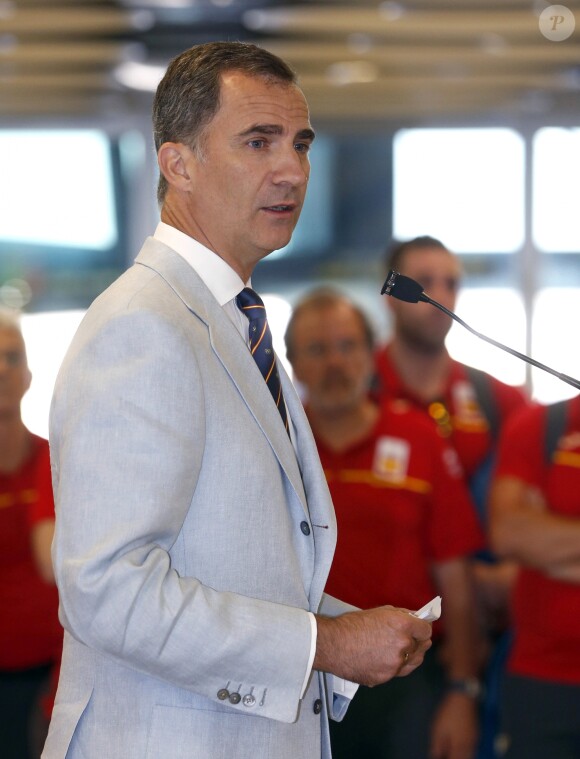 Felipe VI (ici lors de son discours) et Letizia d'Espagne sont allés souhaiter bonne chance à la délégation espagnole pour les Jeux olympiques de Rio avant leur décollage pour le Brésil, le 29 juillet 2016 à l'aéroport Adolfo-Suarez de Madrid-Barajas.