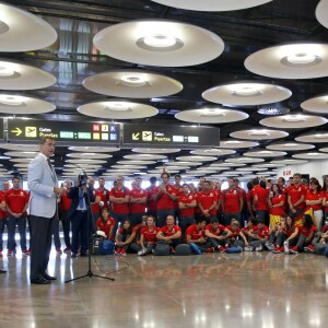 Felipe VI et Letizia d'Espagne sont allés souhaiter bonne chance à la délégation espagnole pour les Jeux olympiques de Rio avant leur décollage pour le Brésil, le 29 juillet 2016 à l'aéroport Adolfo-Suarez de Madrid-Barajas.