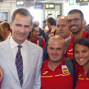 Felipe VI et Letizia d'Espagne sont allés souhaiter bonne chance à la délégation espagnole pour les Jeux olympiques de Rio avant leur décollage pour le Brésil, le 29 juillet 2016 à l'aéroport Adolfo-Suarez de Madrid-Barajas.