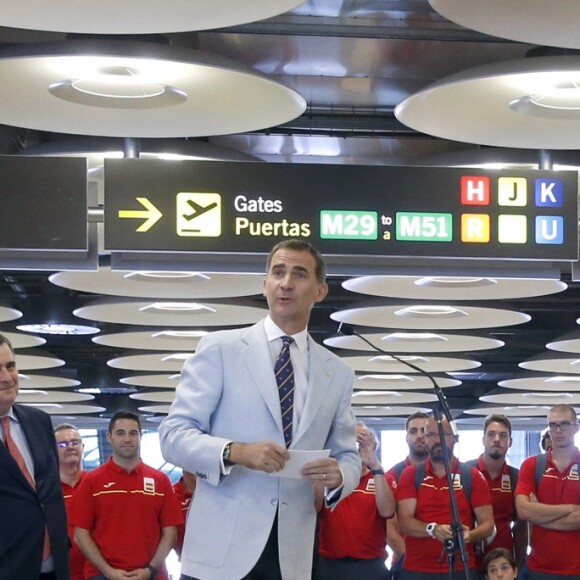 Felipe VI et Letizia d'Espagne sont allés souhaiter bonne chance à la délégation espagnole pour les Jeux olympiques de Rio avant leur décollage pour le Brésil, le 29 juillet 2016 à l'aéroport Adolfo-Suarez de Madrid-Barajas.