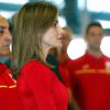 Letizia d'Espagne, avec Felipe, a souhaité bonne chance à la délégation espagnole pour les Jeux olympiques de Rio avant leur décollage pour le Brésil, le 29 juillet 2016 à l'aéroport Adolfo-Suarez de Madrid-Barajas.
