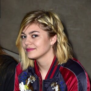 Louane Emera au défilé de mode "Agnès b" PAP automne/hiver 2016-2017 au Palais de Tokyo à Paris le 8 mars 2016