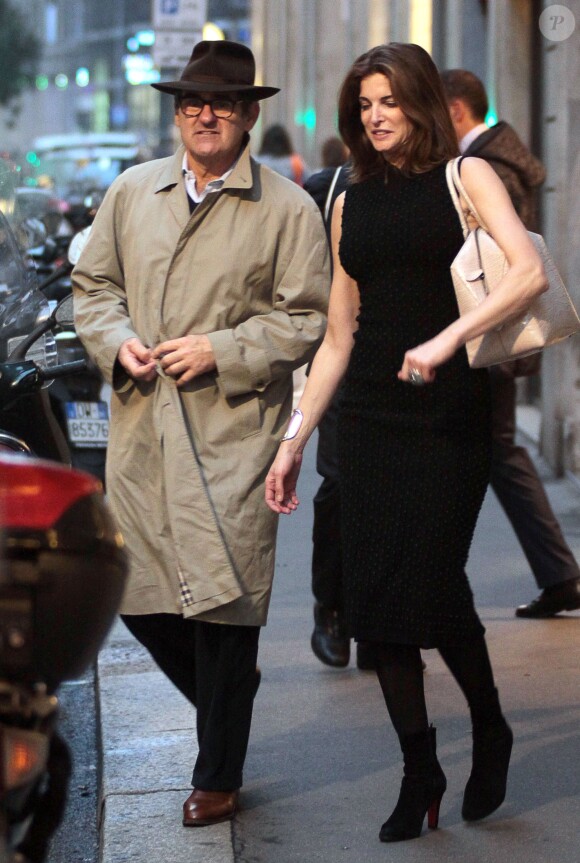 Exclusif - Stephanie Seymour achete des sous-vetements sexy dans une boutique de lingerie "Agent provocateur" a Milan sous le regard de son mari Peter Brant, le 22 octobre 2013
