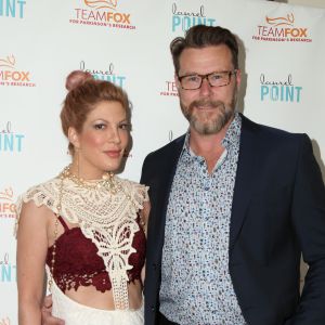 Tori Spelling et son mari Dean McDermott lors de la soirée "Raising The Bar To End Parkinson's" au Laurel Point à Studio City, le 27 juillet 2016.