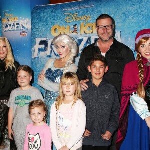 Finn McDermott, sa femme Tori Spelling et leurs enfants Liam McDermott, Dean McDermott, Hattie McDermott, Stella McDermott et guest lors de première de "Frozen" de Disney On Ice à Los Angeles, le 10 décembre 2015.