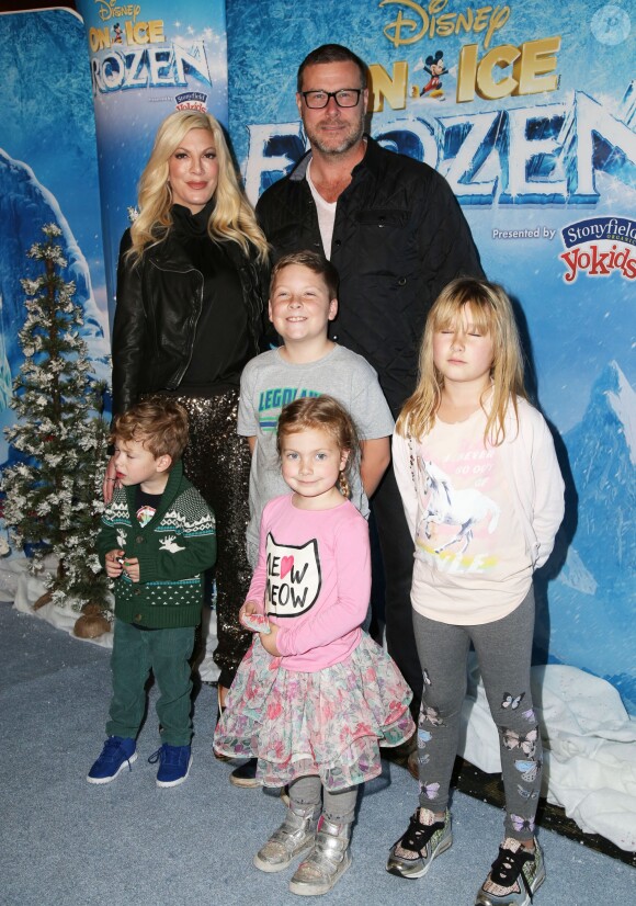Finn McDermott, sa femme Tori Spelling et leurs enfants Liam McDermott, Dean McDermott, Hattie McDermott, Stella McDermott lors de première de "Frozen" de Disney On Ice à Los Angeles, le 10 décembre 2015.