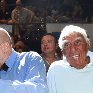 Philippe Tabarot, Jean-Paul Belmondo, un arbitre de boxe et Charles Gérard - Soirée Boxe organisée par Canal+ et Univent Productions. Dans la salle de La Palestre au Cannet, qui réunit de nombreux boxeurs français et internationaux. © Lionel Urman / Bestimage