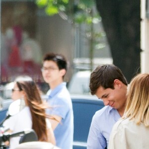 Semi Exclusif - Caroline Receveur et son compagnon Valentin déjeunent au restaurant l'Avenue à Paris avec des amis le 7 juin 2016. Après, ils vont se promener tous les deux, se prennent en photos et s'enlacent.