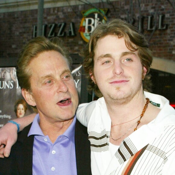 Michael Douglas et son fils Cameron Douglas à Los Angeles en 2003.